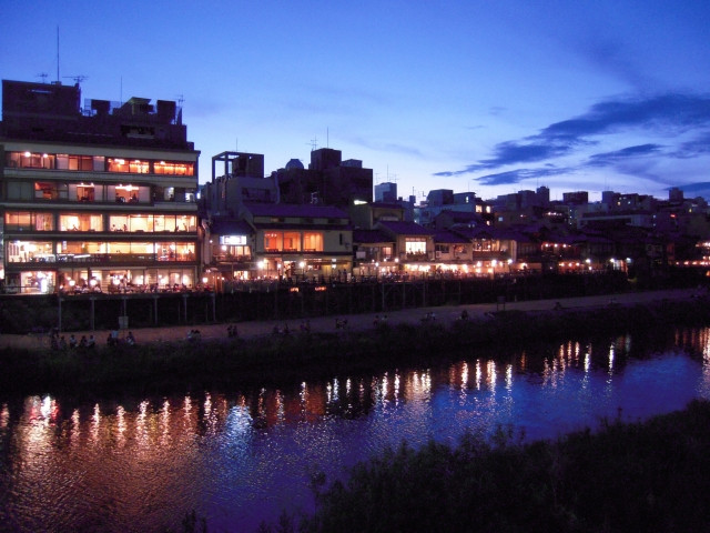 夏だ、鴨川へ行こう！ 京都の夏の風物詩・鴨川納涼床を120％楽しむコツ教えます